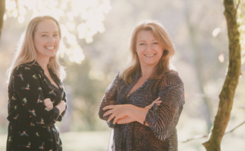 Jo Storie and Jo Lennon (left). © KnitLab North.