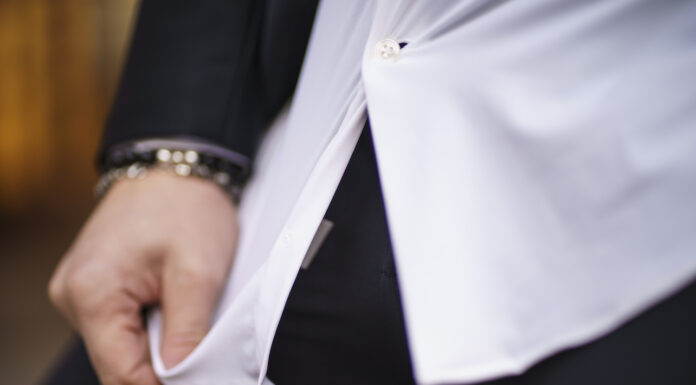 The white shirt is a warp knitted fabric - Cosmopolitan Milano - bi-stretch, with UV protection (UPF 50+) and quick drying. © Sitip