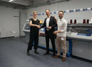 Marte Hentschel (left) and Oliver Lange (right), the co-CEOs of VORN – The Berlin Fashion Hub, and Michael Händel, Vice President Sales & Service at Stoll, after signing the contracts for the delivery of the Stoll machines. © Karl Mayer Stoll