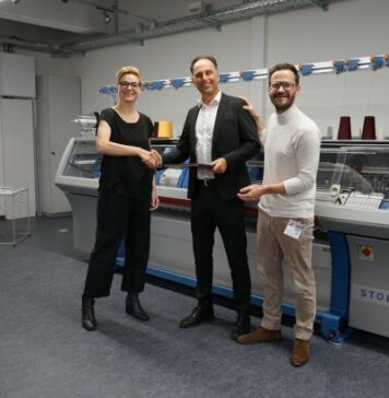 Marte Hentschel (left) and Oliver Lange (right), the co-CEOs of VORN – The Berlin Fashion Hub, and Michael Händel, Vice President Sales & Service at Stoll, after signing the contracts for the delivery of the Stoll machines. © Karl Mayer Stoll